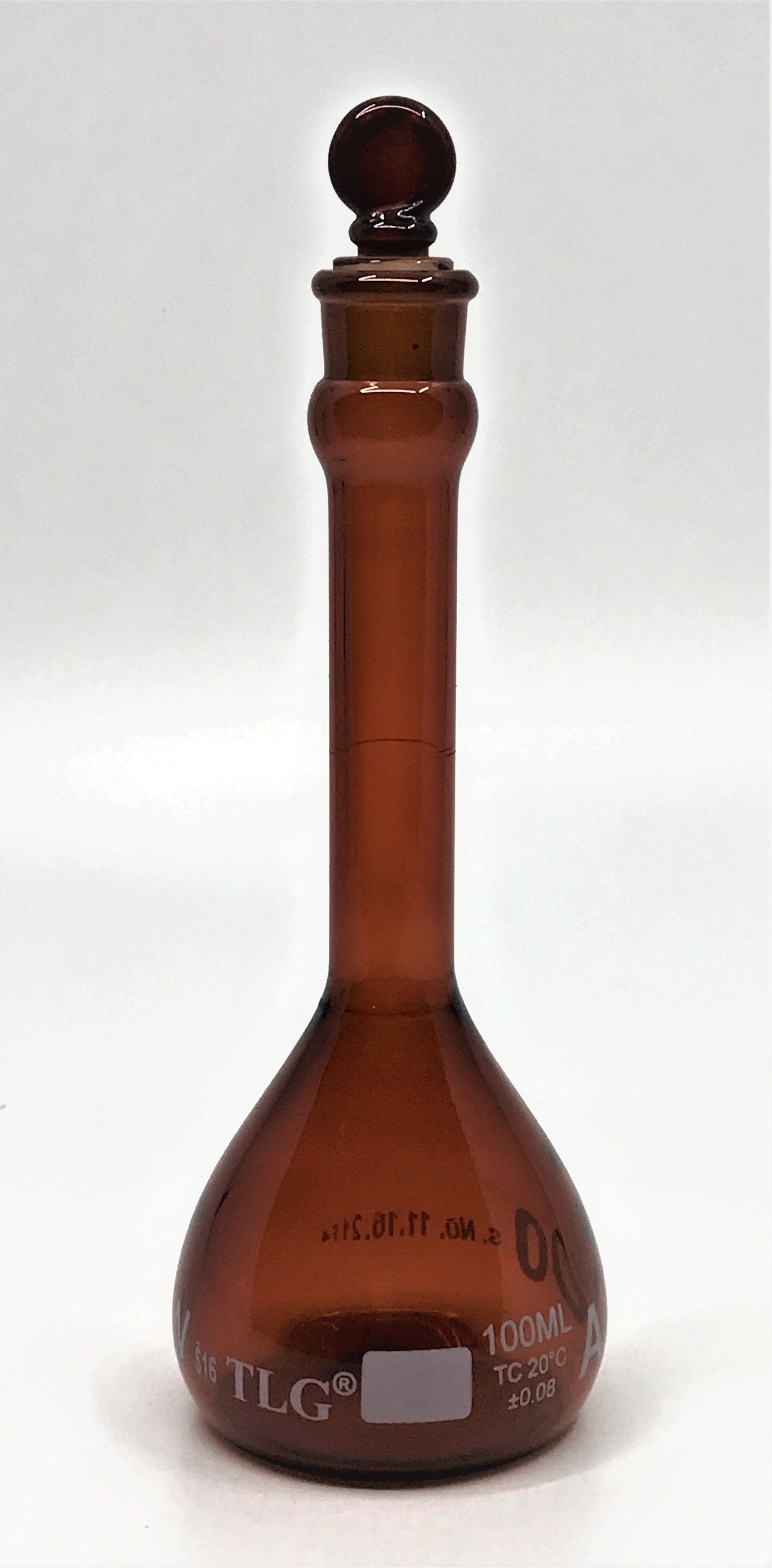 Fiole jaugée sérialisée et certifiée, classe A, ambre faiblement actinique, col large, avec bouchon en verre, selon les normes USP