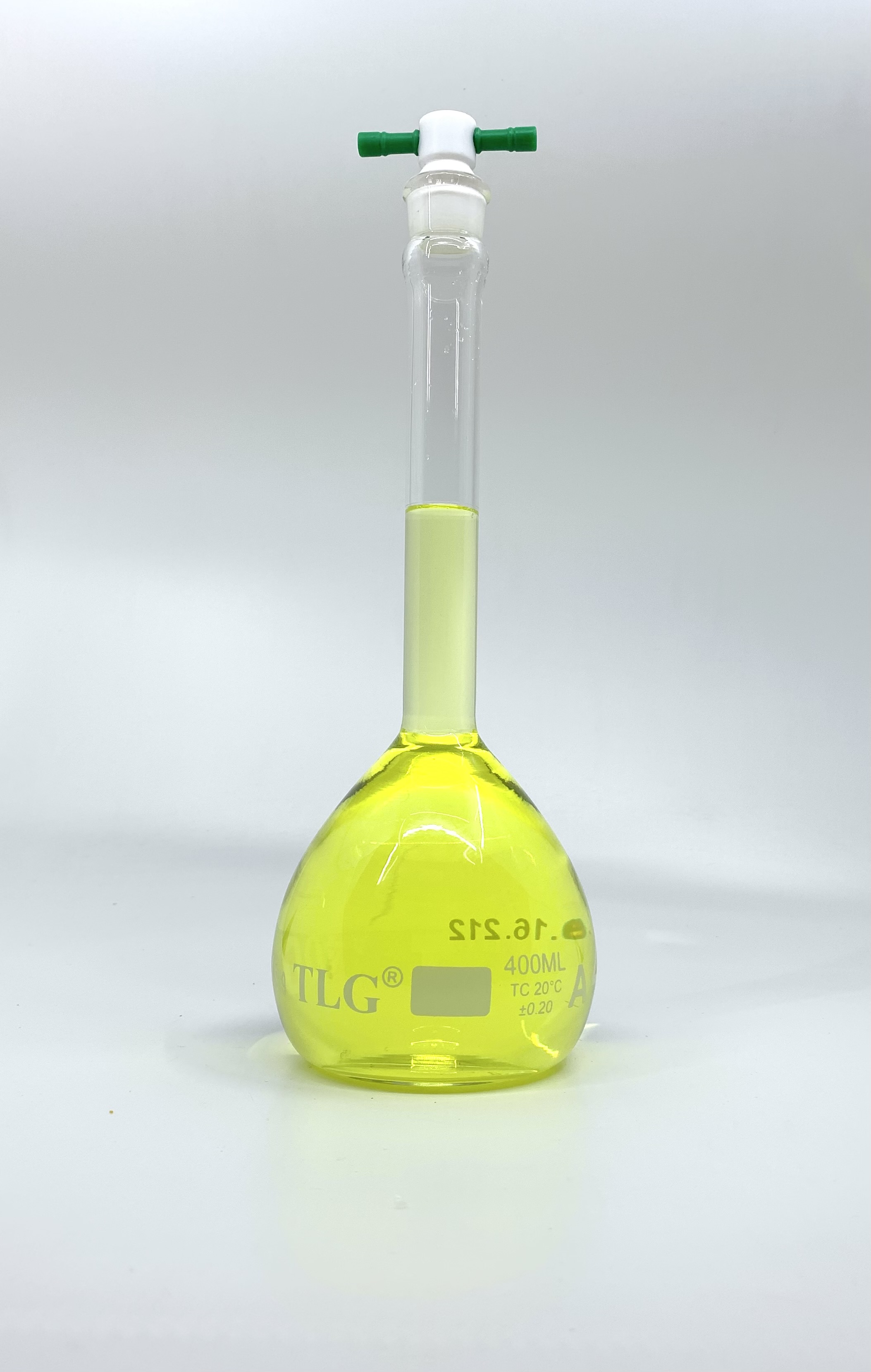 Fiole jaugée, 400 ml, sérialisée et certifiée, robuste, à large ouverture, transparente, bouchon en PTFE n° 19, classe A, selon les normes USP