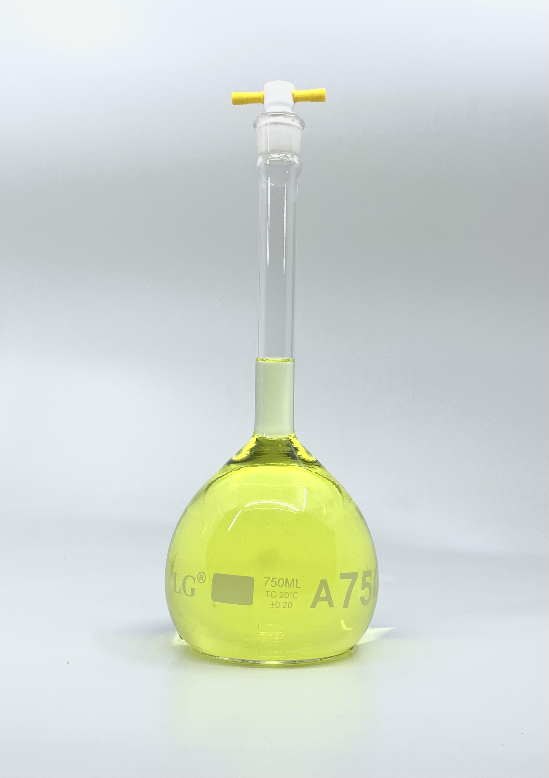Volumetric Flask, 750mL, Heavy Duty, Wide Mouth, Clear, PTFE Stopper# 22, Class A, As Per USP Standards