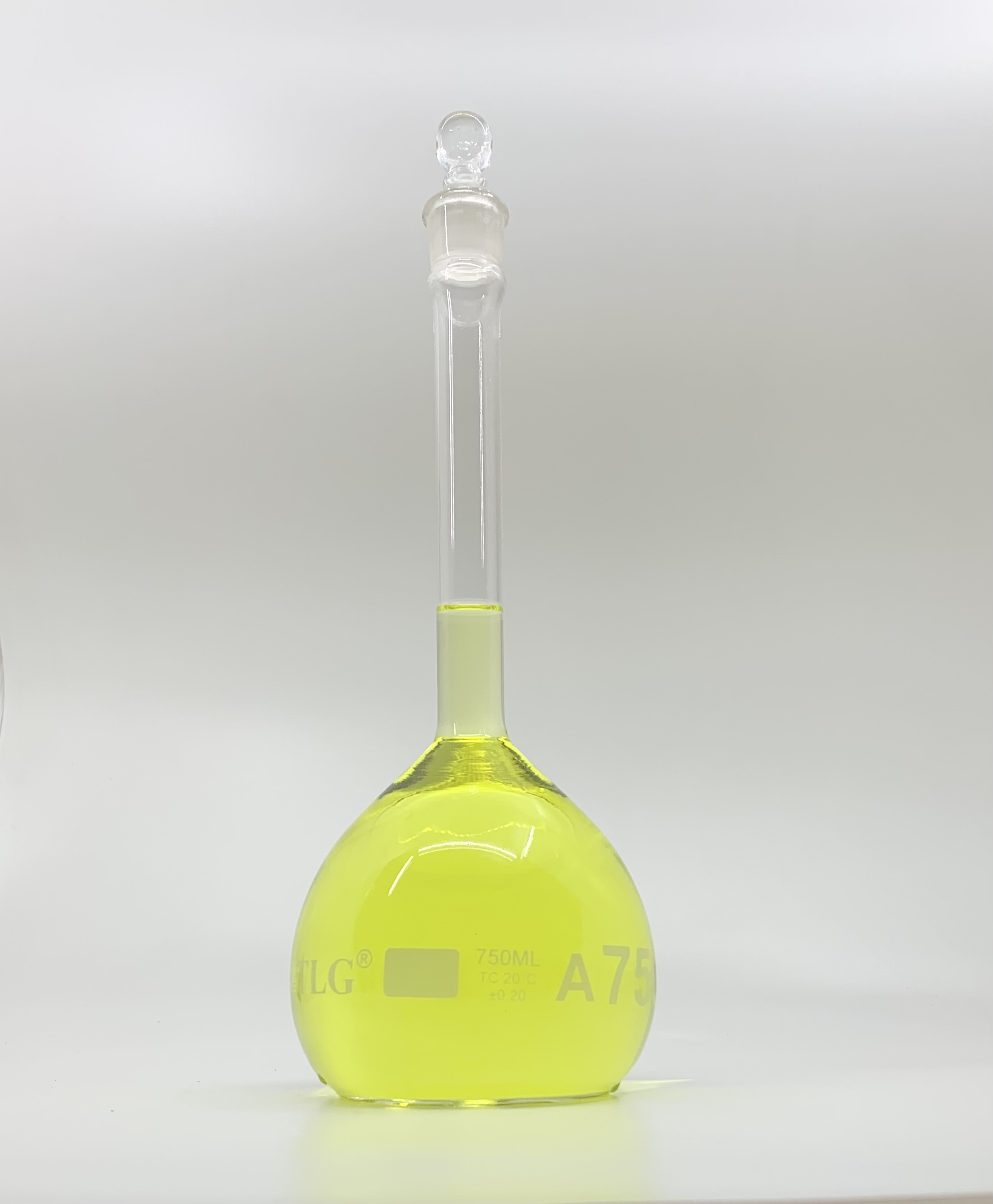 Fiole jaugée, 750 ml, sérialisée et certifiée, robuste, à large ouverture, transparente, bouchon en verre n° 22, classe A, selon les normes USP
