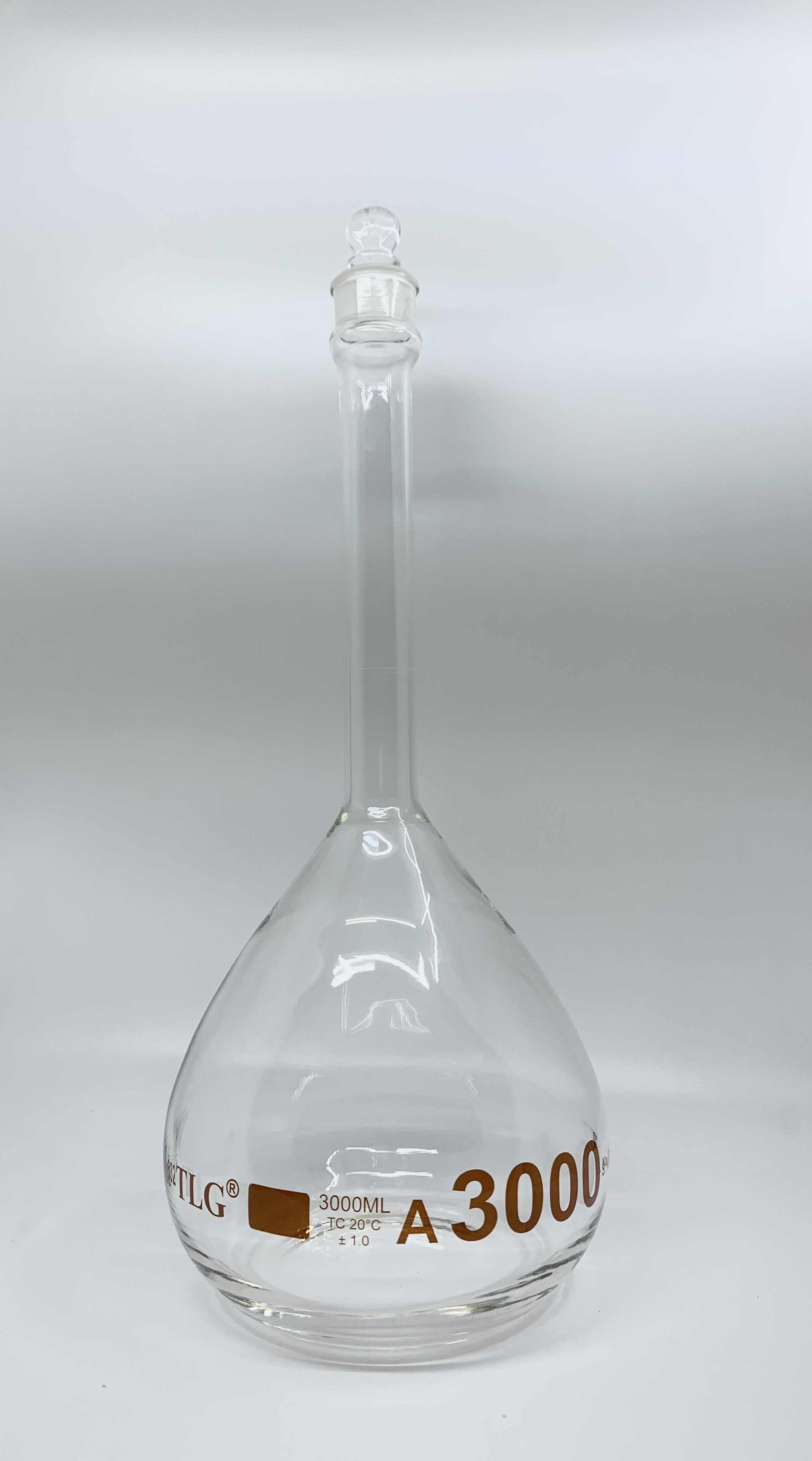 Fiole jaugée, 3000 ml, sérialisée et certifiée, robuste, à large ouverture, transparente, bouchon en verre n° 32, classe A, selon les normes USP