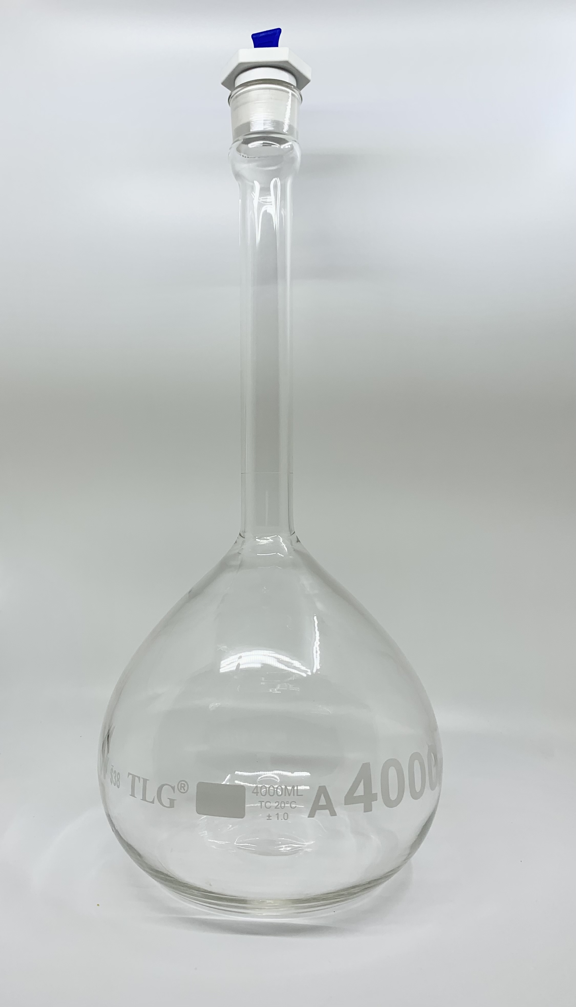 Fiole jaugée, 4000 ml, sérialisée et certifiée, robuste, à large ouverture, transparente, bouchon en PTFE n° 38, classe A, selon les normes USP