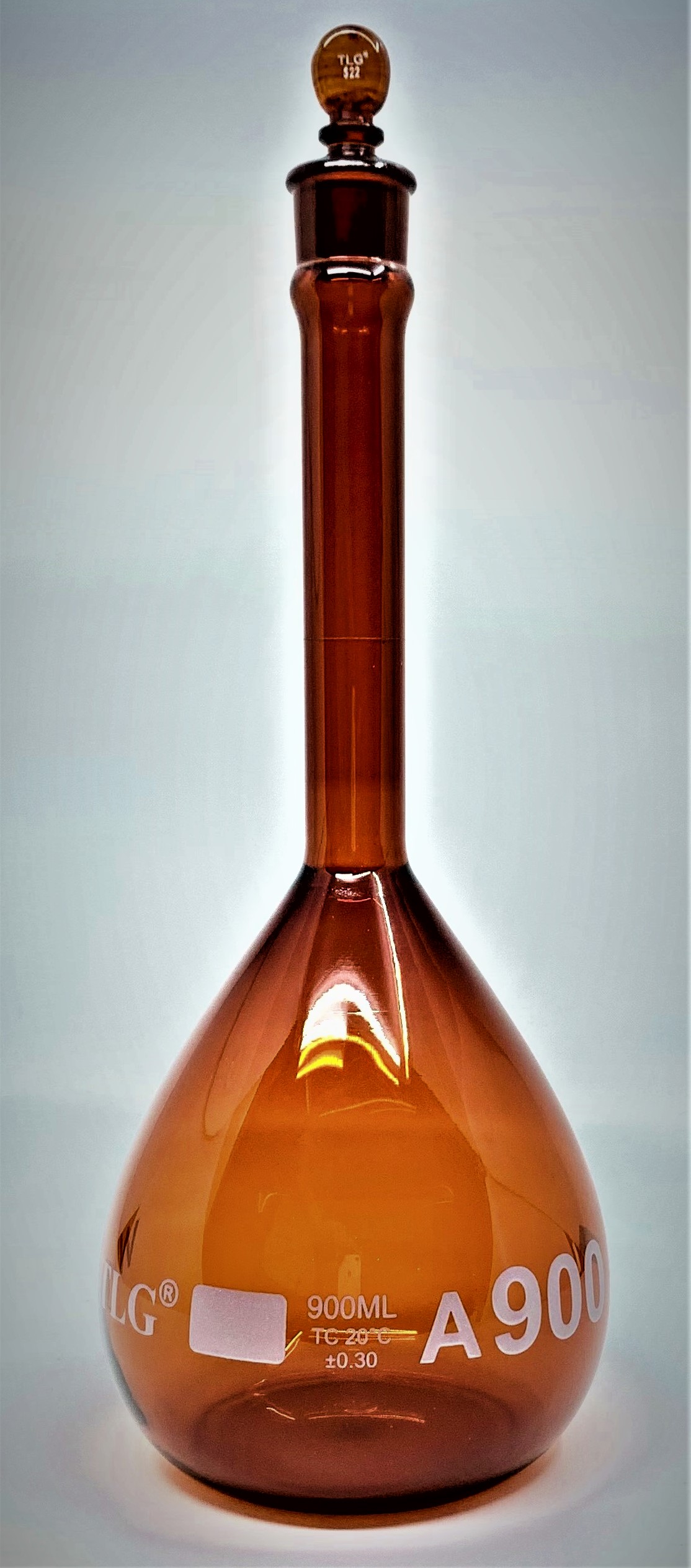 Serialized and Certified Volumetric Flask, Low Actinic Amber, 900mL, Wide Mouth, Glass Stopper#22, Class A, As Per USP Standards